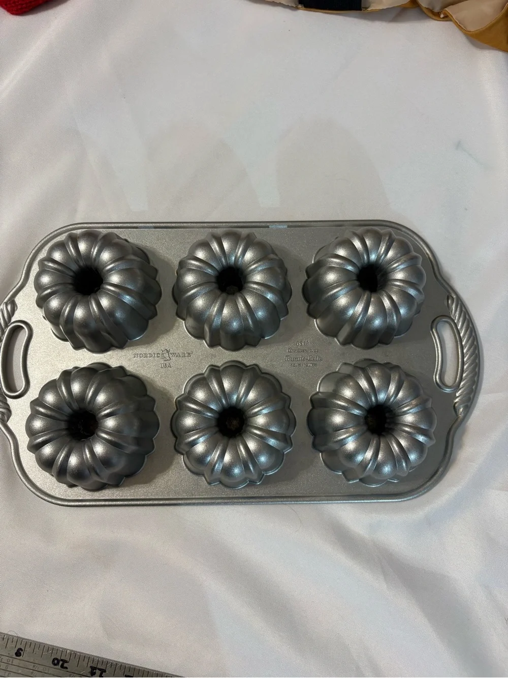 Nordic Ware Anniversary Bundtlette Pan heavy-duty cast aluminum pan 6-Cup Mini